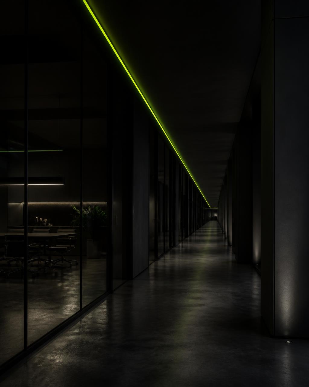 Corredor corporativo escuro com linha de luz verde-limão em perspectiva