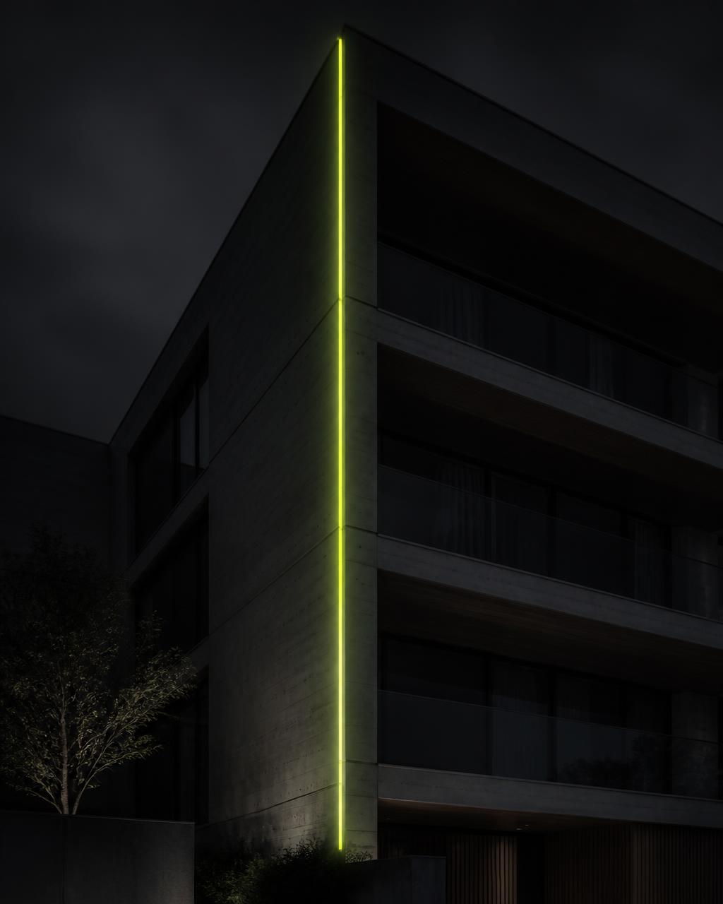 Fachada residencial em concreto e vidro à noite com traço de luz verde-limão