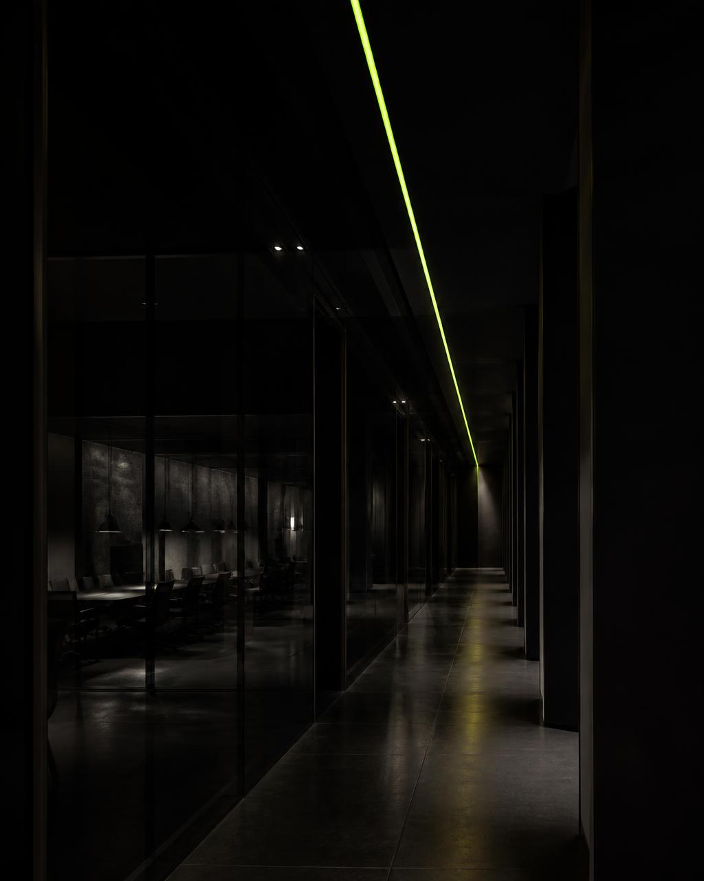 Corredor corporativo escuro com paredes de vidro e uma linha de luz verde-limão em perspectiva